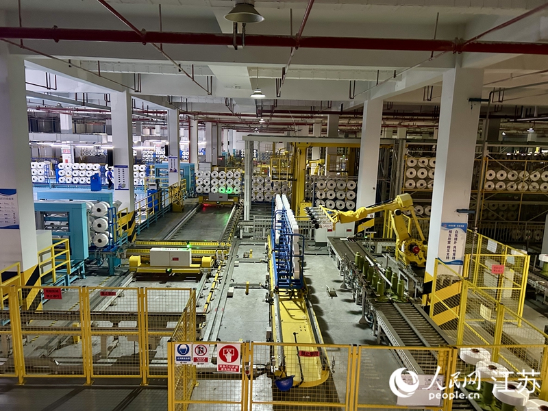 江蘇桐昆恒陽化纖有限公司的智能化包裝生產(chǎn)線。人民網(wǎng) 王丹丹攝