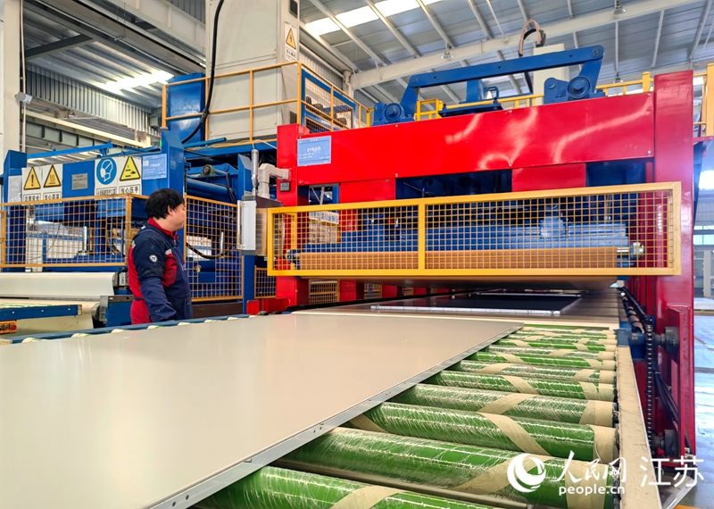 蘭坤控股集團(tuán)的蜂窩板專業(yè)設(shè)備生產(chǎn)線。人民網(wǎng)記者 張玉峰攝
