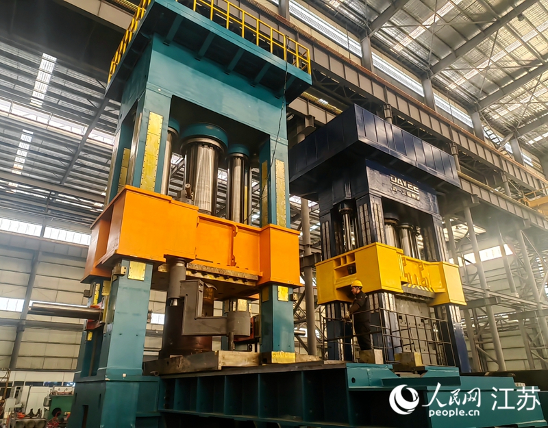 徐州達(dá)一重鍛科技有限公司生產(chǎn)的重型數(shù)字化快鍛液壓裝備正在加緊調(diào)試。人民網(wǎng)記者 張玉峰攝。