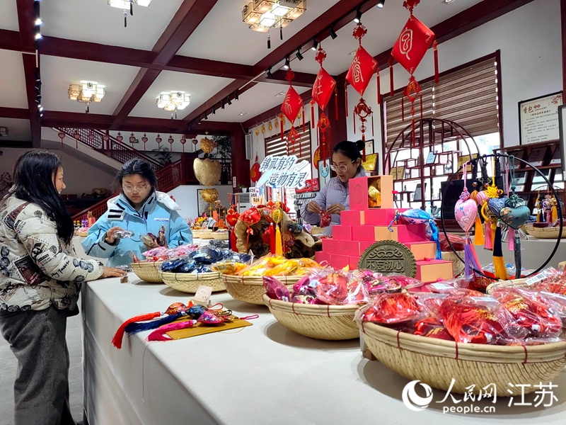 游客在挑選馬莊香包。人民網(wǎng)記者 張玉峰攝