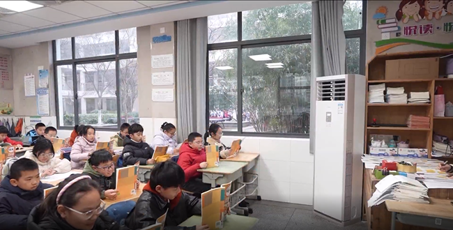 學(xué)生在安裝了空調(diào)的教室內(nèi)學(xué)習(xí)。杜森攝