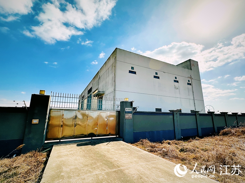 110KV錦城變電站，光伏綠電從這里分成兩路，其中一路實(shí)現(xiàn)“綠電直連”。人民網(wǎng) 周夢(mèng)嬌攝