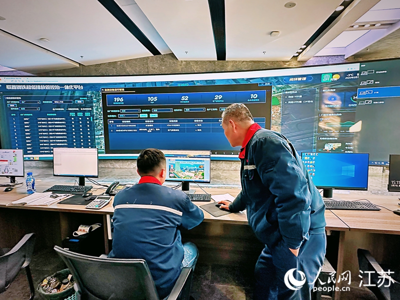 聯(lián)鑫鋼鐵超低排放管控一體化平臺(tái)，為直連綠電碳足跡追溯預(yù)留了接口。人民網(wǎng) 周夢(mèng)嬌攝