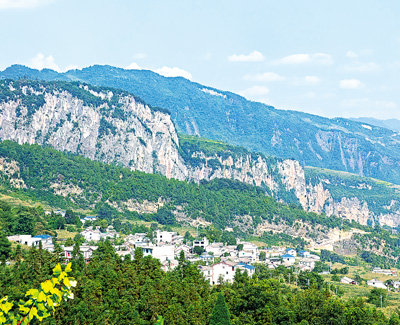 云南省昭通市威信縣水田鎮(zhèn)龍洞村彎頭村民小組“崖上石寨”新貌。人民網(wǎng)記者 符 皓攝