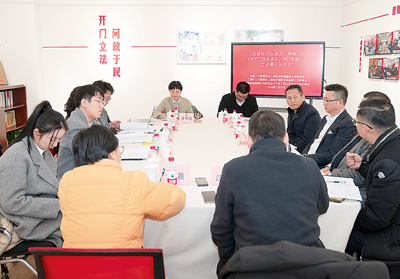 全國人大常委會(huì)法工委虹橋街道基層立法聯(lián)系點(diǎn)開展立法意見征詢。上海市長寧區(qū)虹橋街道辦事處供圖