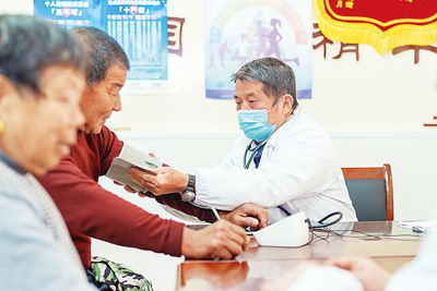 江蘇省句容市天王中心衛(wèi)生院醫(yī)生為患者診療。戴遐寧攝