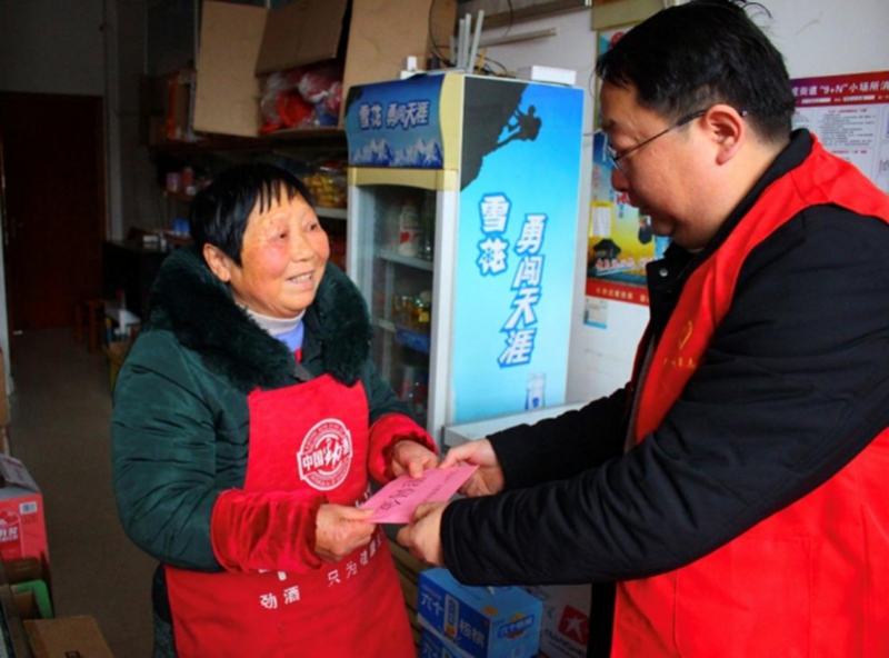 志愿者代表慰問(wèn)轄區(qū)內(nèi)困難群眾。泰州煙草供圖