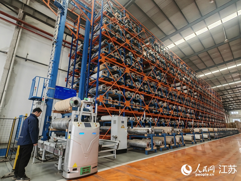政府牽線搭橋，板材企業(yè)煥新智能化堆垛機(jī)。 人民網(wǎng)記者 張玉峰攝