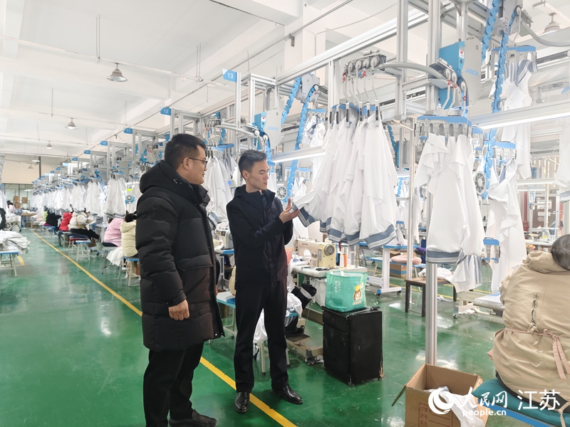 黃祥生（左）和徐如在車間查看服務(wù)生產(chǎn)情況。 人民網(wǎng)記者 張玉峰攝