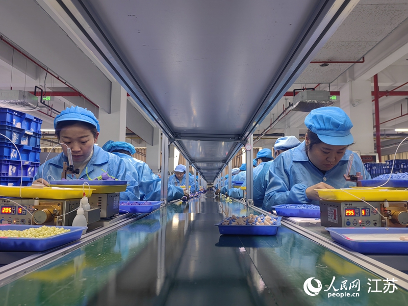 江蘇機(jī)器時(shí)代文化創(chuàng)意有限公司工人正在生產(chǎn)。 人民網(wǎng)記者 張玉峰攝