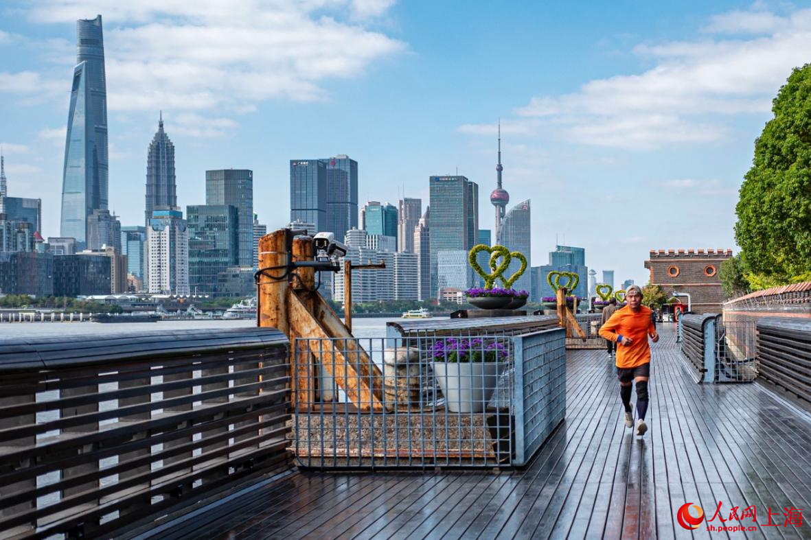 清晨，市民在楊浦濱江運(yùn)動。 人民網(wǎng)記者 王初攝