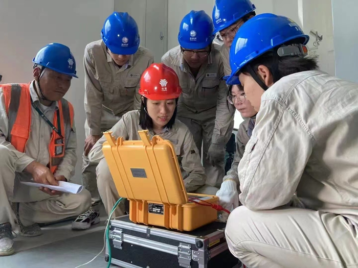 韓舒與團隊成員交流。受訪者供圖