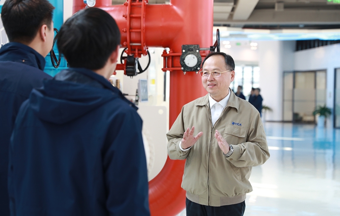 全國人大代表蔣立和企業(yè)研發(fā)團隊交流。受訪者供圖