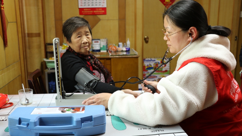  3月10日，黨員志愿者走進社區(qū)空巢老人家中為老人量血壓、講解慢性病防治知識，同步開展“安全微講堂”，通過案例分析講解防火防電要點，切實提升老年人安全防護能力。 