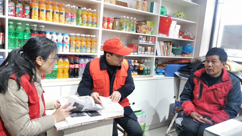 活動中，黨員志愿者走進傷殘軍人零售戶店中幫助打掃店面、整理柜臺、擺放貨品。