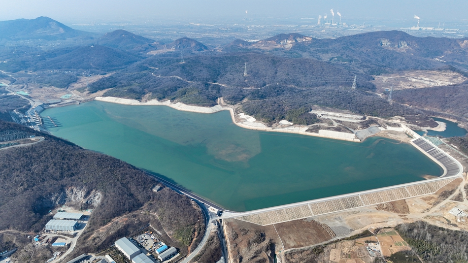 高達(dá)182.3米的水庫(kù)大壩。王威康攝