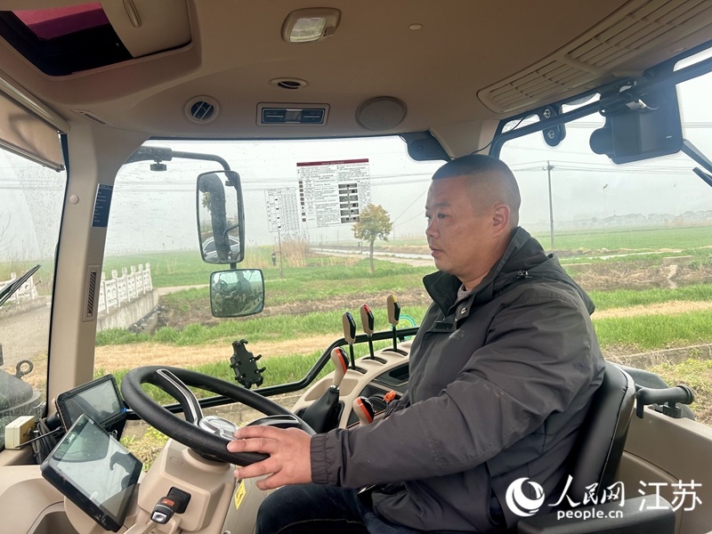 祁敏駕駛拖拉機(jī)開展深耕深翻作業(yè)。人民網(wǎng) 王丹丹攝