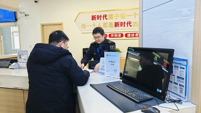 昆山市機關(guān)干部正在張鋪鎮(zhèn)開展“換位跑一次”。昆山市委組織部供圖