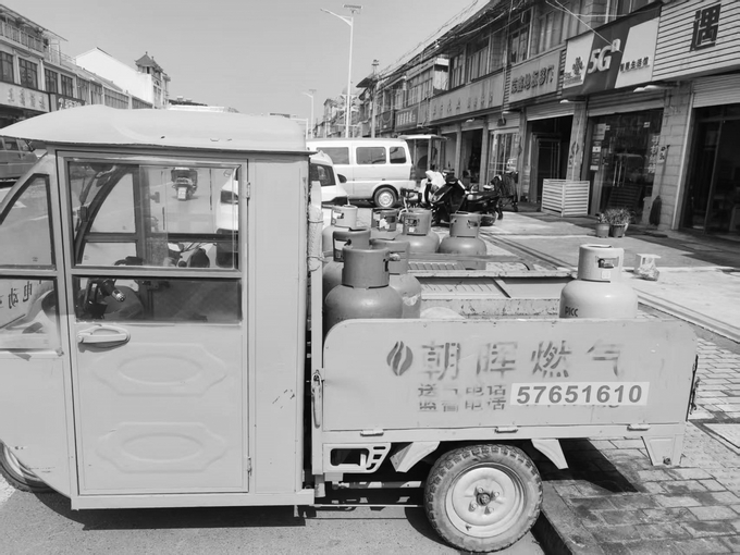 程橋街道商業(yè)街上的“換氣站”。