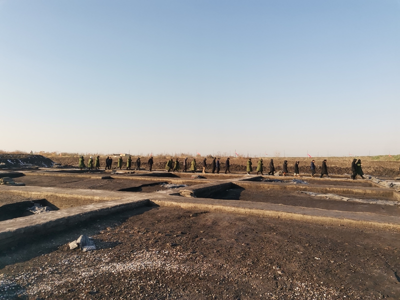 專家團(tuán)隊調(diào)研草堰港遺址現(xiàn)場。高春麗攝