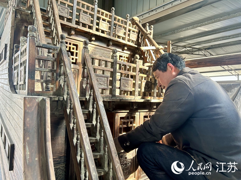 周永干正在檢查古宋船門板。王丹丹攝