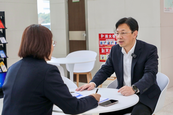 昆山市人社局局長何智勇參與“換位跑一次”。昆山市委組織部供圖