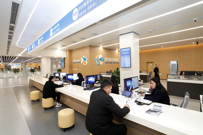 中午,市民在政務(wù)服務(wù)中心大廳辦理業(yè)務(wù)。