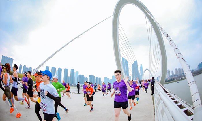 跑者經過南京標志性建筑南京眼步行橋。建軒攝