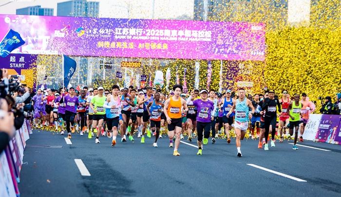 2025南京半程馬拉松開跑。建軒攝