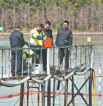 上海青浦、江蘇吳江、浙江嘉善的生態(tài)環(huán)境部門工作人員對(duì)太浦河汾湖大橋斷面進(jìn)行聯(lián)合水質(zhì)監(jiān)測(cè)。以上圖片均為新華社記者季春鵬攝