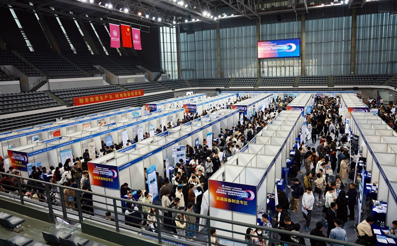 招聘活動(dòng)現(xiàn)場。朱志飛攝