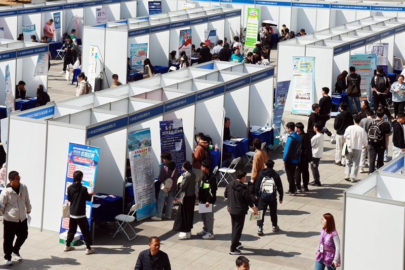 招聘活動(dòng)現(xiàn)場。朱志飛攝