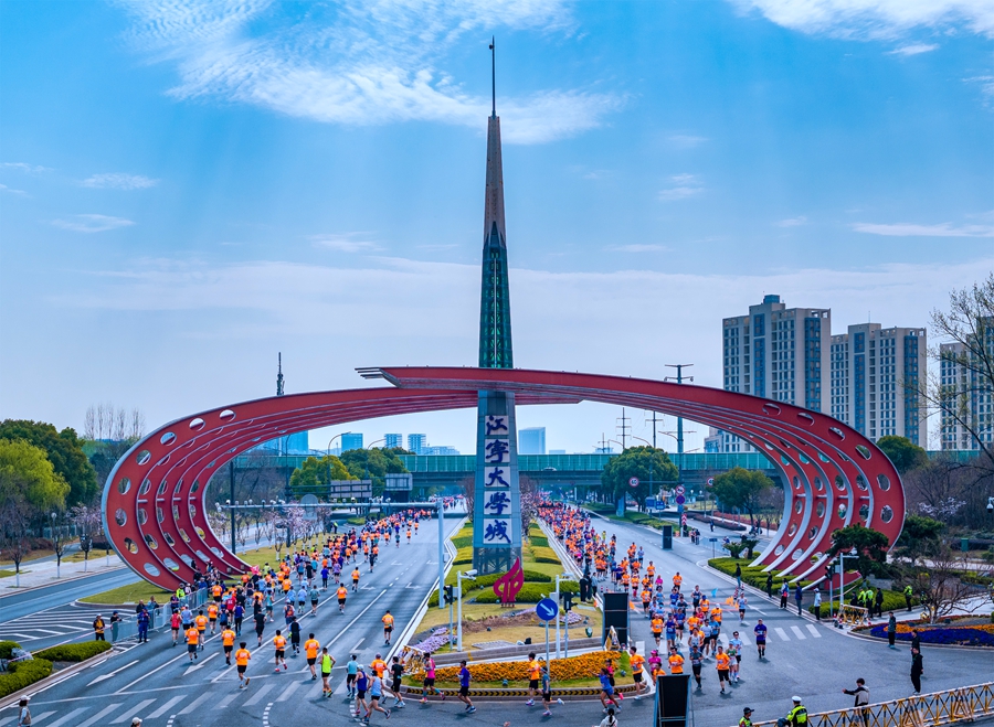 今年賽道依然精心選取了大學(xué)城最具代表性的地標(biāo)。方飛攝
