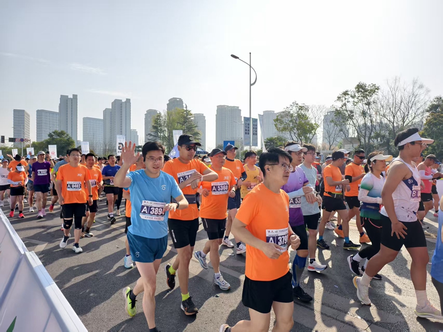 南京江寧大學(xué)城半程馬拉松吸引了近2萬名跑友參賽。馬曉波攝
