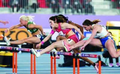 3月23日，在2025南京世界田聯(lián)室內(nèi)錦標賽女子60米欄半決賽中，中國選手吳艷妮以8秒01的成績，打破了塵封11年的全國紀錄。南京日報/紫金山新聞記者 馮芃 董家訓 孫中元 攝