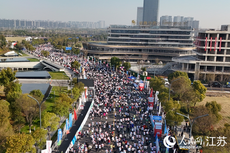 南通馬拉松賽現(xiàn)場。人民網(wǎng)記者王繼亮攝