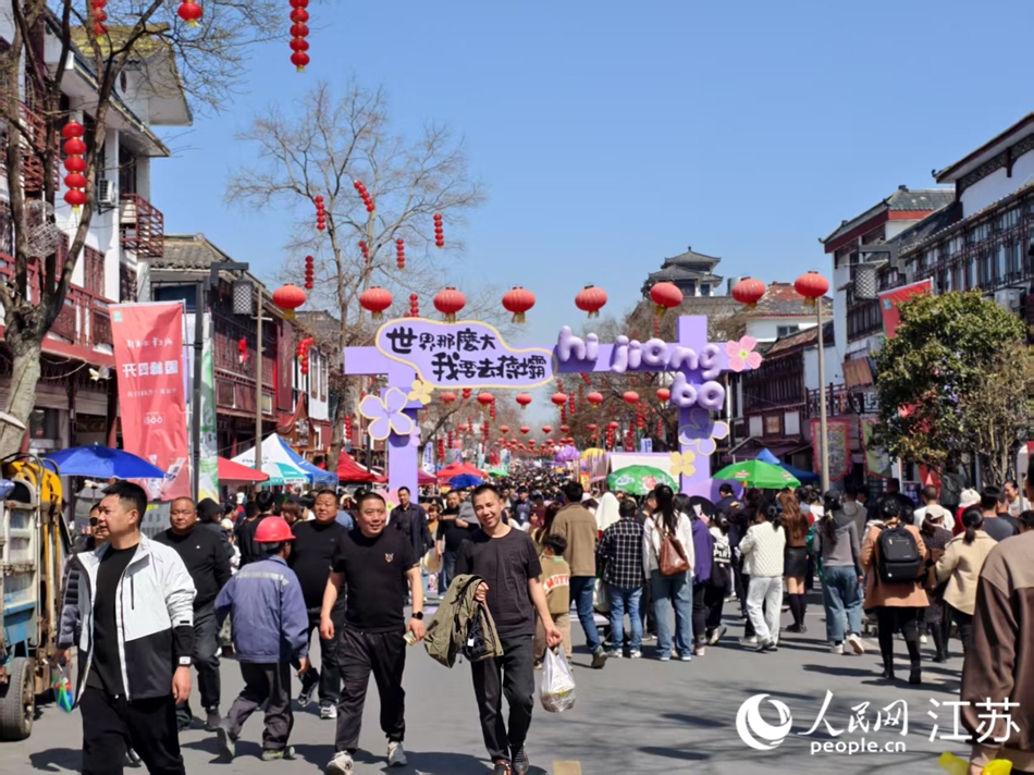 蔣壩螺螄美食旅游季啟動(dòng)，當(dāng)?shù)赜稳巳缈?。人民網(wǎng)記者 馬曉波攝