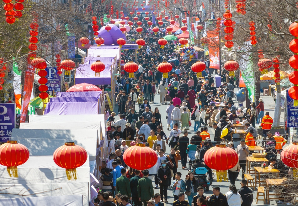 蔣壩螺螄美食旅游季啟動(dòng)當(dāng)日人流如織。賀敬華攝