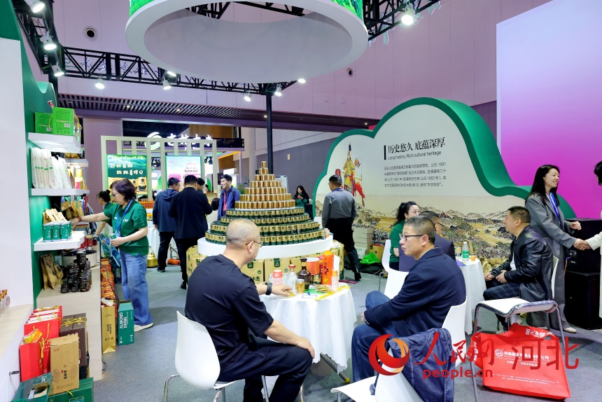 第112屆全國糖酒商品交易會現(xiàn)場的圍場展位。人民網(wǎng)記者 周博攝