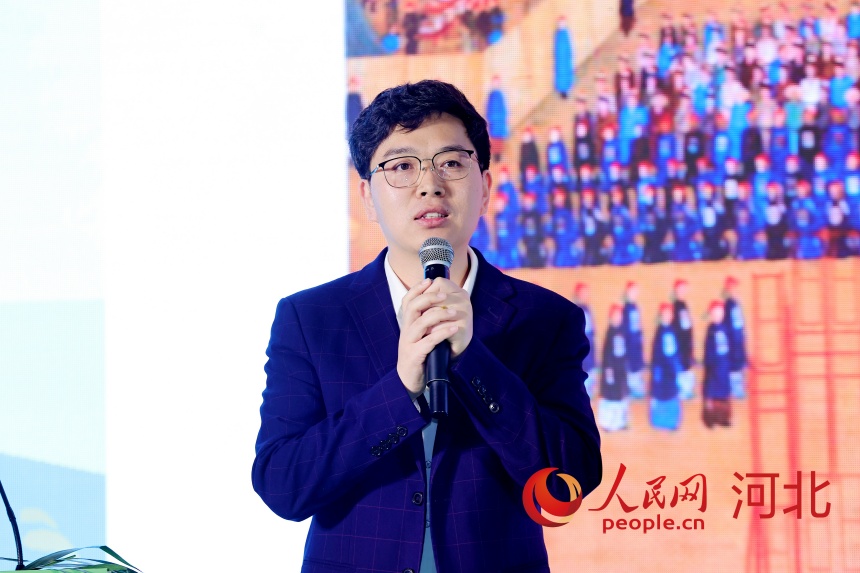 承德泓輝雙合酒業(yè)有限公司品牌宣傳部經(jīng)理孫冬昌作分享。人民網(wǎng)記者 周博攝