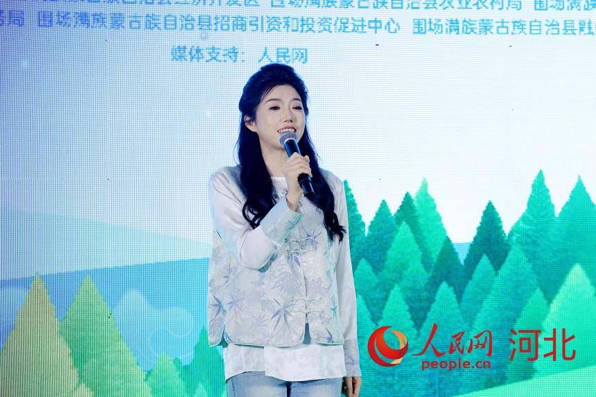 圍場家鄉(xiāng)推薦官于思齊邀請100名網(wǎng)友成為塞罕壩體驗官。人民網(wǎng)記者 周博攝