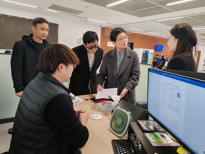 昆山市文體廣旅局局長蘇培蘭現(xiàn)場體驗窗口業(yè)務(wù)辦理流程。昆山市文體廣旅局供圖