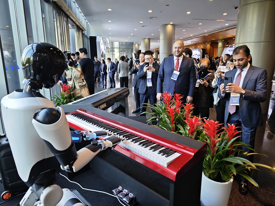 半人型機器人彈鋼琴。崔曉攝