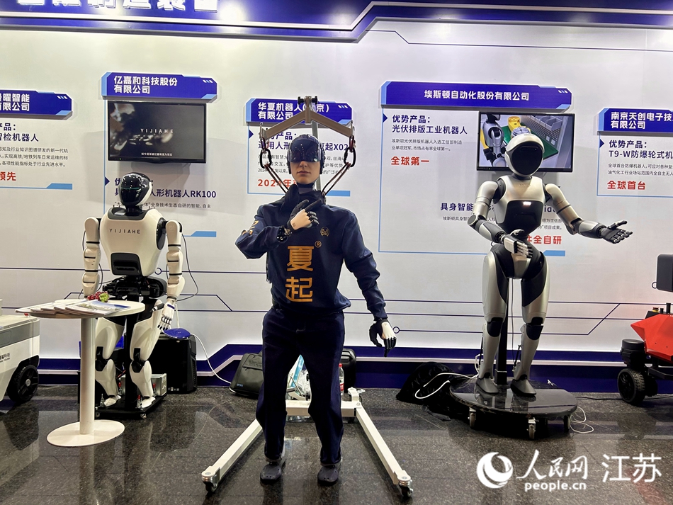 多款人形機(jī)器人集中展示。人民網(wǎng) 王丹丹攝