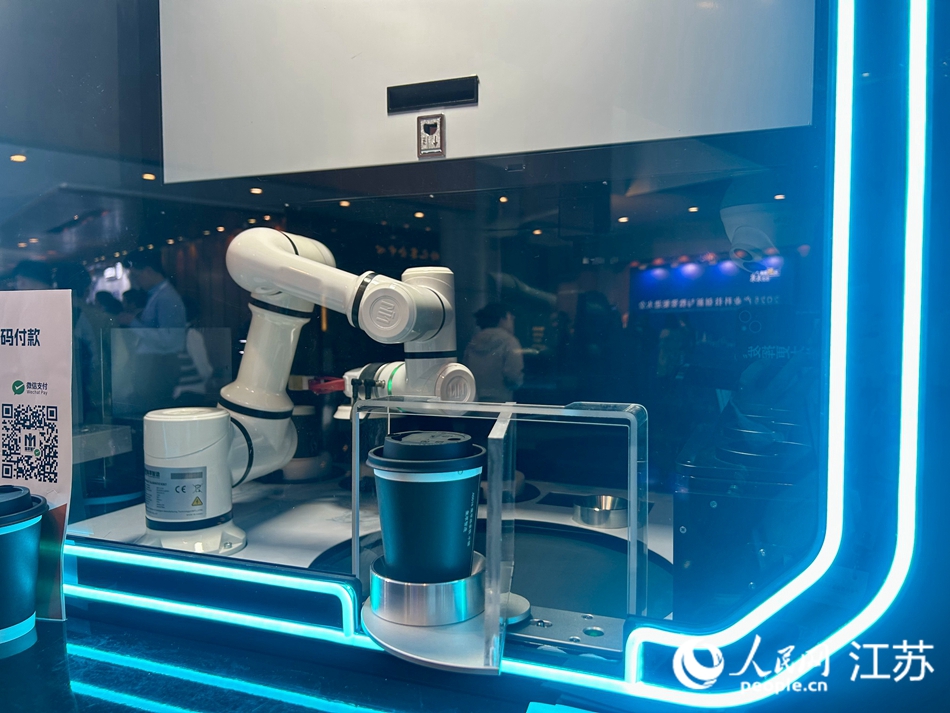 智能機械臂制作咖啡。人民網(wǎng) 王丹丹攝