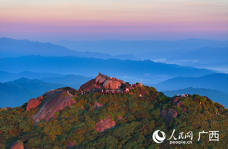 “華南之巔”貓兒山。人民網(wǎng) 雷琦竣攝
