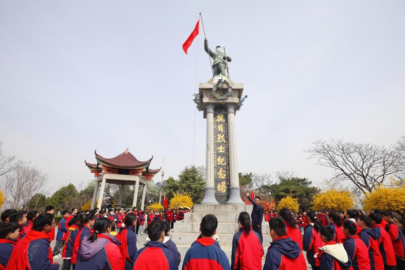 師生在抗日烈士紀(jì)念塔下聆聽英雄故事。贛榆區(qū)委宣傳部供圖