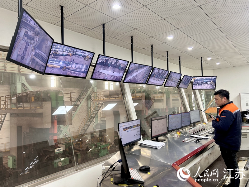 申源集團(tuán)生產(chǎn)車間控制室內(nèi)工作人員在指揮生產(chǎn)。人民網(wǎng) 王丹丹攝