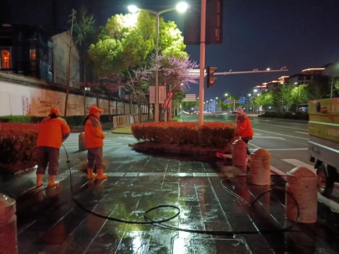 賽前清掃道路。揚(yáng)州市城管局供圖