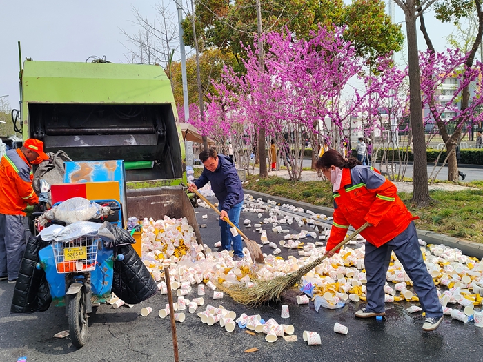 賽后清掃。揚(yáng)州市城管局供圖